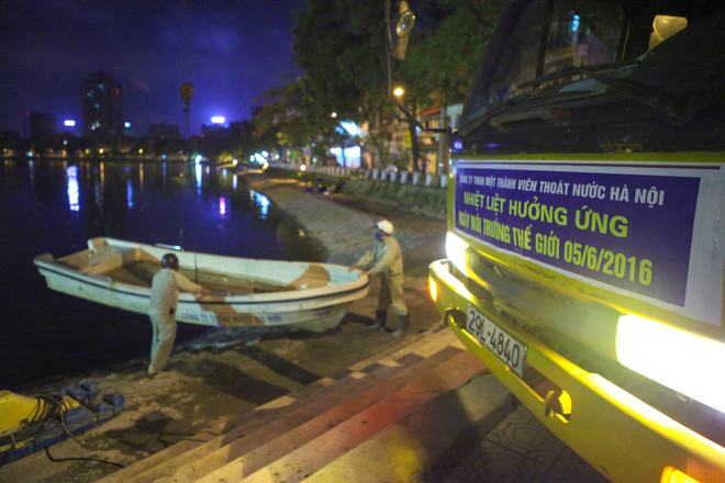 Chạy 8 máy sục ôxy, khẩn cấp làm sạch hồ Hoàng Cầu trong đêm ảnh 4