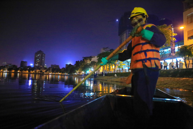 Chạy 8 máy sục ôxy, khẩn cấp làm sạch hồ Hoàng Cầu trong đêm ảnh 11