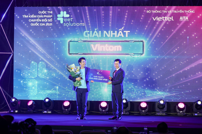 Giải Nhất trị giá 300 triệu đồng đã thuộc về đội Vintom. (Ảnh: Minh Sơn/Vietnam+) Giải pháp lĩnh vực tài chính-ngân hàng đoạt giải Nhất Viet Solutions ảnh 1