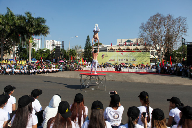 Đàn voi Tây Nguyên tham gia diễu hành lễ hội đường phố Buôn Ma Thuột ảnh 5