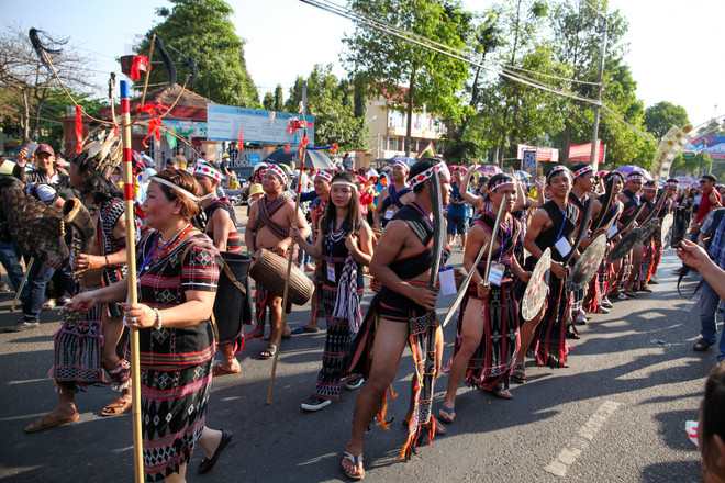 Đàn voi Tây Nguyên tham gia diễu hành lễ hội đường phố Buôn Ma Thuột ảnh 9