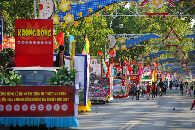Đàn voi Tây Nguyên tham gia diễu hành lễ hội đường phố Buôn Ma Thuột ảnh 4