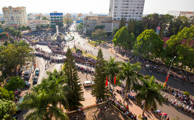 Đàn voi Tây Nguyên tham gia diễu hành lễ hội đường phố Buôn Ma Thuột ảnh 6