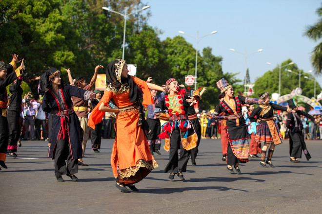 Đàn voi Tây Nguyên tham gia diễu hành lễ hội đường phố Buôn Ma Thuột ảnh 14