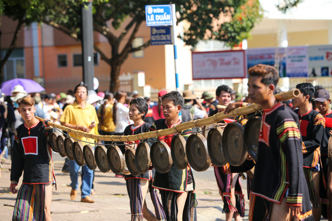 Đàn voi Tây Nguyên tham gia diễu hành lễ hội đường phố Buôn Ma Thuột ảnh 8