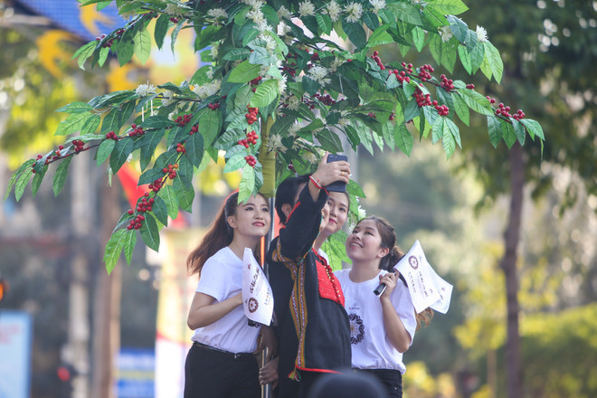 Những "bông hoa Tây Nguyên" khoe sắc trong lễ hội đường phố ảnh 5