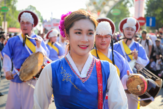 Những "bông hoa Tây Nguyên" khoe sắc trong lễ hội đường phố ảnh 9