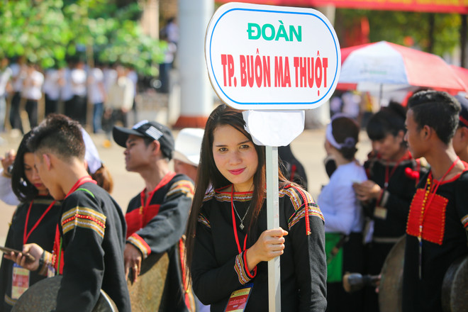 Những "bông hoa Tây Nguyên" khoe sắc trong lễ hội đường phố ảnh 11