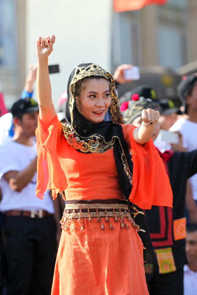 Những "bông hoa Tây Nguyên" khoe sắc trong lễ hội đường phố ảnh 8