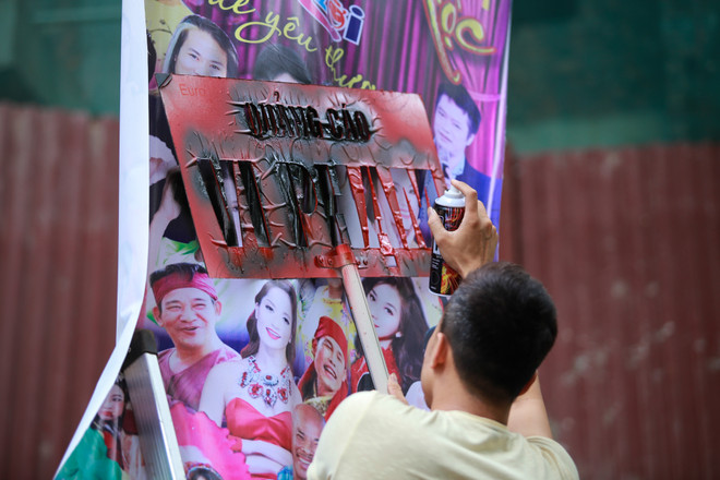 [Video] Phun sơn hàng loạt băngrôn quảng cáo trái phép ở Hà Nội ảnh 1