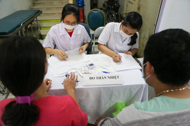 Cận cảnh nơi căng sức khống chế dịch sốt xuất huyết ở Hà Nội ảnh 4