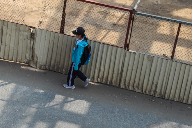 Người dân chui "hành lang rọ" để tham gia giao thông ở Hà Nội ảnh 11