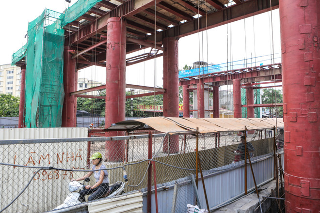 Người dân chui "hành lang rọ" để tham gia giao thông ở Hà Nội ảnh 10