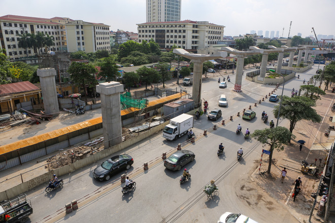 Người dân chui "hành lang rọ" để tham gia giao thông ở Hà Nội ảnh 8