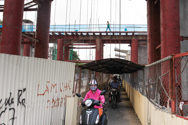 Người dân chui "hành lang rọ" để tham gia giao thông ở Hà Nội ảnh 7