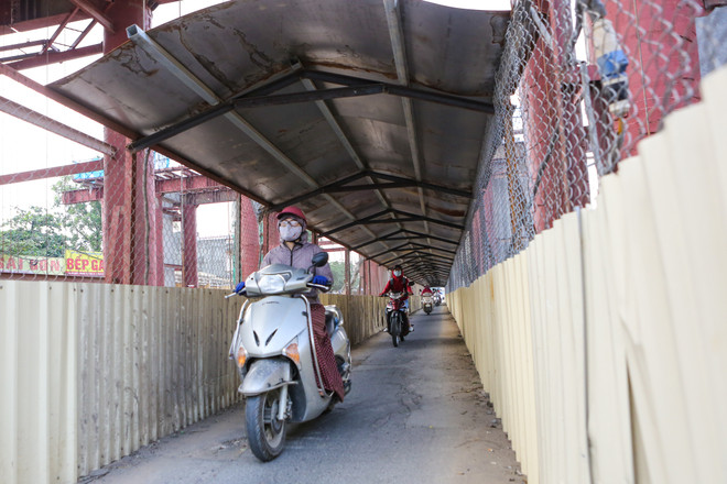 Người dân chui "hành lang rọ" để tham gia giao thông ở Hà Nội ảnh 4