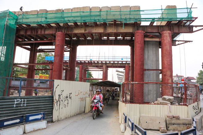 Người dân chui "hành lang rọ" để tham gia giao thông ở Hà Nội ảnh 9