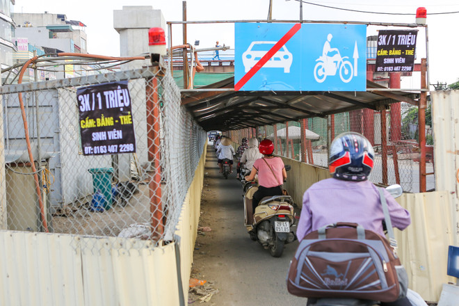 Người dân chui "hành lang rọ" để tham gia giao thông ở Hà Nội ảnh 3