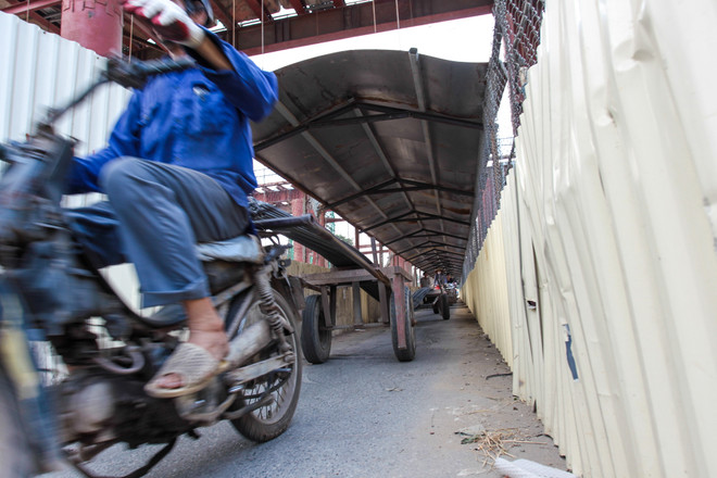 Người dân chui "hành lang rọ" để tham gia giao thông ở Hà Nội ảnh 5