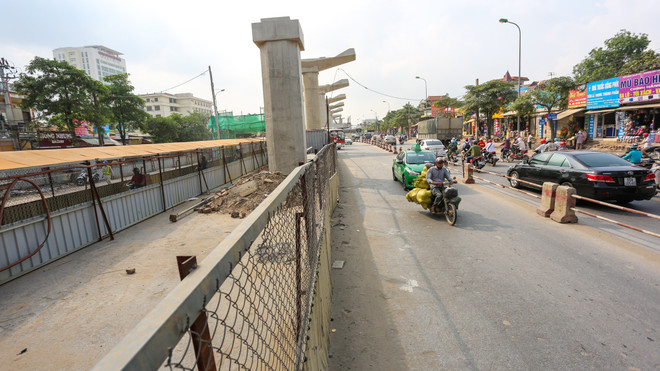 Người dân chui "hành lang rọ" để tham gia giao thông ở Hà Nội ảnh 12