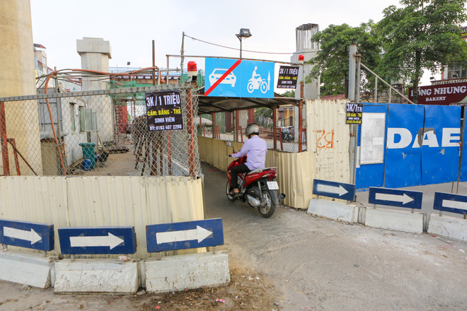 Người dân chui "hành lang rọ" để tham gia giao thông ở Hà Nội ảnh 2