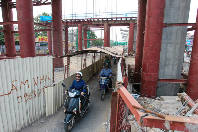 Người dân chui "hành lang rọ" để tham gia giao thông ở Hà Nội ảnh 1
