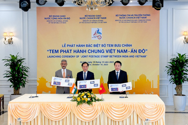 Lễ phát hành đặc biệt bộ tem bưu chính 'Tem phát hành chung Việt Nam-Ấn Độ.' (Ảnh: Minh Sơn/Vietnam+) Việt Nam-Ấn Độ phát hành bộ tem chung quảng bá hình ảnh hai đất nước ảnh 1