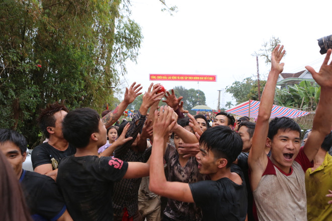 Thay đổi cách tổ chức, cướp phết Hiền Quan vẫn "vỡ trận" như mọi năm ảnh 19