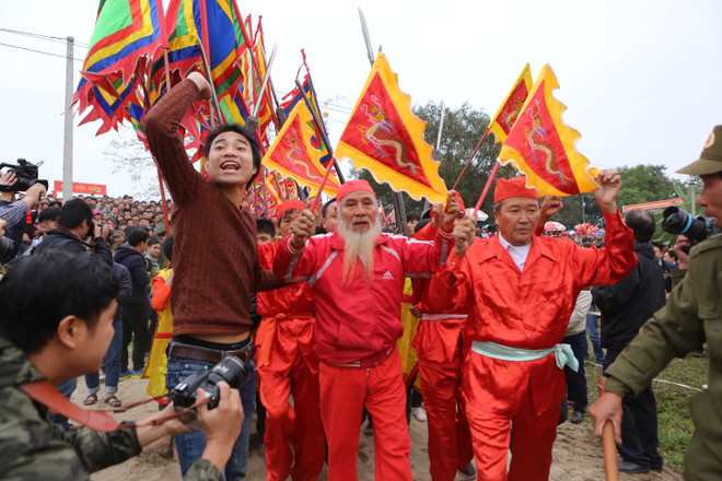 Thay đổi cách tổ chức, cướp phết Hiền Quan vẫn "vỡ trận" như mọi năm ảnh 6