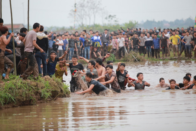 Thay đổi cách tổ chức, cướp phết Hiền Quan vẫn "vỡ trận" như mọi năm ảnh 17
