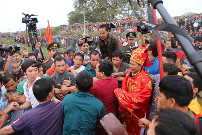 Thay đổi cách tổ chức, cướp phết Hiền Quan vẫn "vỡ trận" như mọi năm ảnh 7