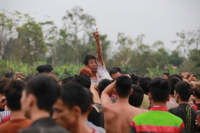 Thay đổi cách tổ chức, cướp phết Hiền Quan vẫn "vỡ trận" như mọi năm ảnh 9