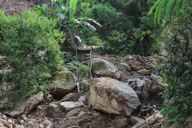 Bài 2: Rùng mình trước những ngôi nhà làm "mồi" cho lũ dữ ở Lào Cai ảnh 12