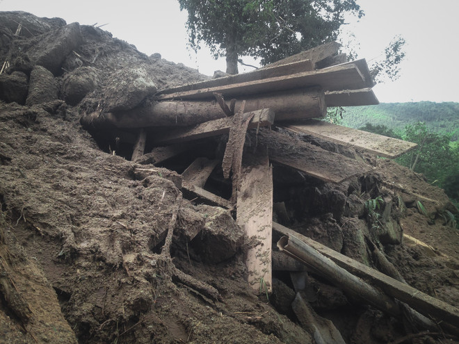 Bài 2: Rùng mình trước những ngôi nhà làm "mồi" cho lũ dữ ở Lào Cai ảnh 11