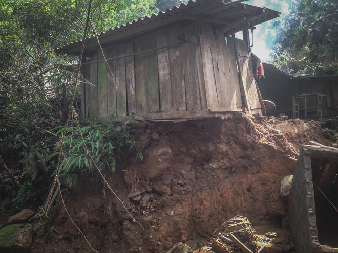 Bài 2: Rùng mình trước những ngôi nhà làm "mồi" cho lũ dữ ở Lào Cai ảnh 9