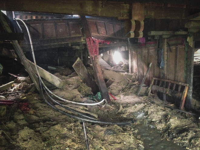 Bài 2: Rùng mình trước những ngôi nhà làm "mồi" cho lũ dữ ở Lào Cai ảnh 7