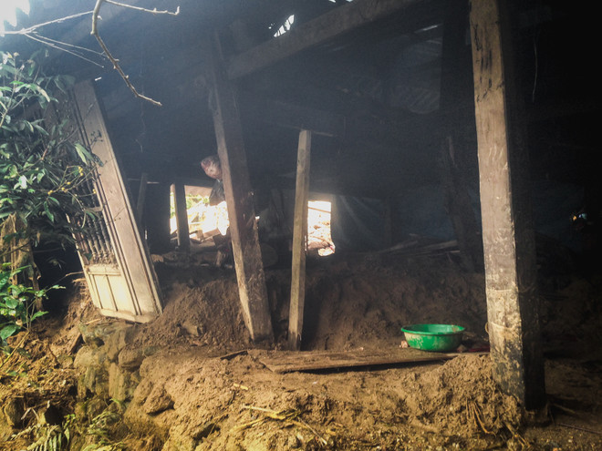 Bài 2: Rùng mình trước những ngôi nhà làm "mồi" cho lũ dữ ở Lào Cai ảnh 8