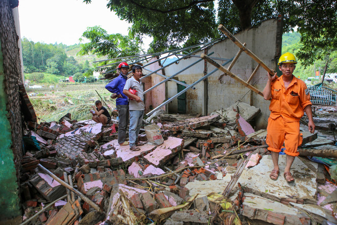 Bài 2: Rùng mình trước những ngôi nhà làm "mồi" cho lũ dữ ở Lào Cai ảnh 2