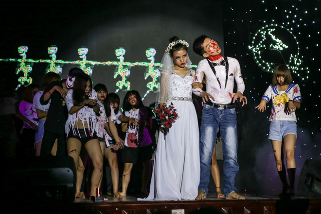 Sinh viên trường Báo hóa ma quỷ dọa khán giả trong lễ hội Halloween ảnh 1