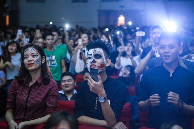 Sinh viên trường Báo hóa ma quỷ dọa khán giả trong lễ hội Halloween ảnh 3