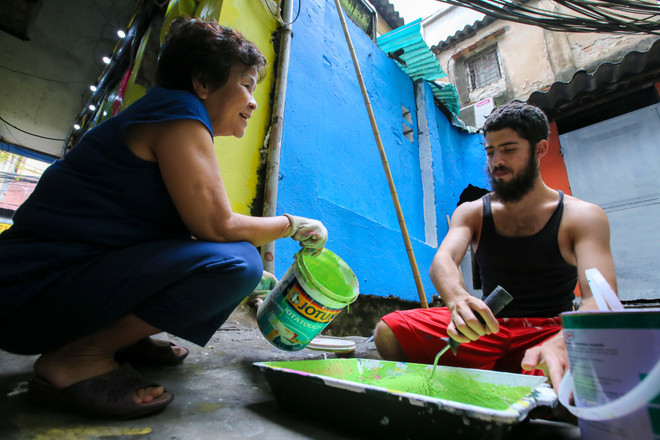 Chàng trai Mỹ mải miết nhuộm lại màu cho phố cổ Hà Nội ảnh 12
