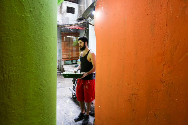 Chàng trai Mỹ mải miết nhuộm lại màu cho phố cổ Hà Nội ảnh 1