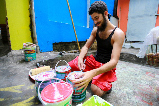 Chàng trai Mỹ mải miết nhuộm lại màu cho phố cổ Hà Nội ảnh 11