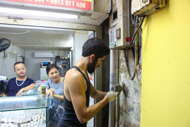 Chàng trai Mỹ mải miết nhuộm lại màu cho phố cổ Hà Nội ảnh 4