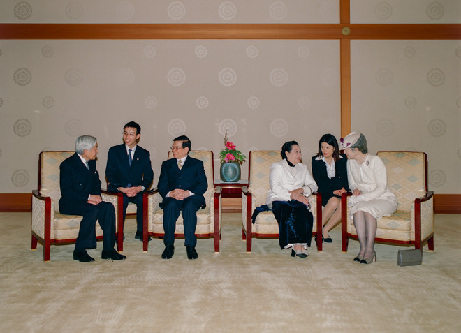 Những hình ảnh rất dung dị của Nhật hoàng Akihito và Hoàng hậu ảnh 10