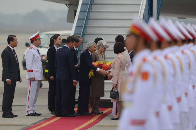 Nhật hoàng và Hoàng hậu tới sân bay Nội Bài, bắt đầu thăm Việt Nam ảnh 2