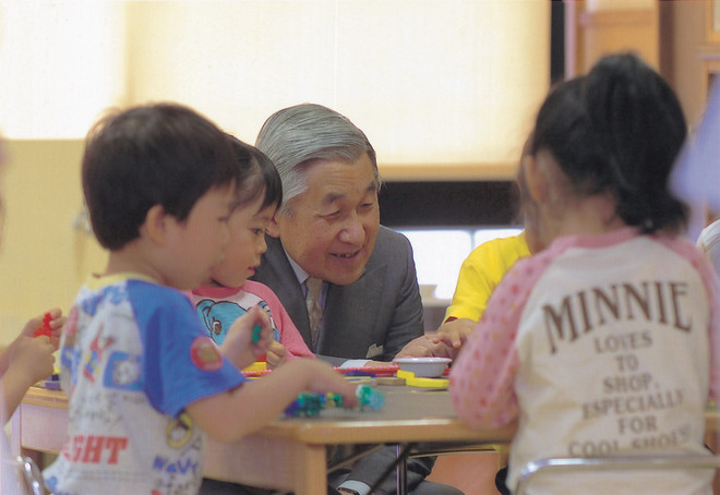 Những hình ảnh rất dung dị của Nhật hoàng Akihito và Hoàng hậu ảnh 4