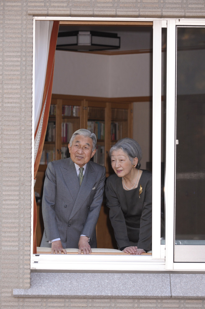 Những hình ảnh rất dung dị của Nhật hoàng Akihito và Hoàng hậu ảnh 9