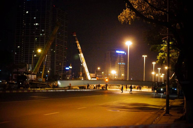 Hà Nội: Dầm thép khổng lồ bất ngờ đổ sập giữa đường ảnh 1