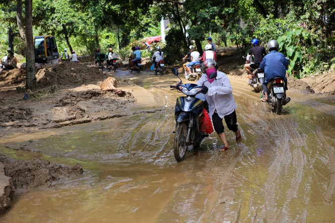 Hàng ngàn phương tiện ì ạch "bò" qua quốc lộ 4D lên Sapa ảnh 13